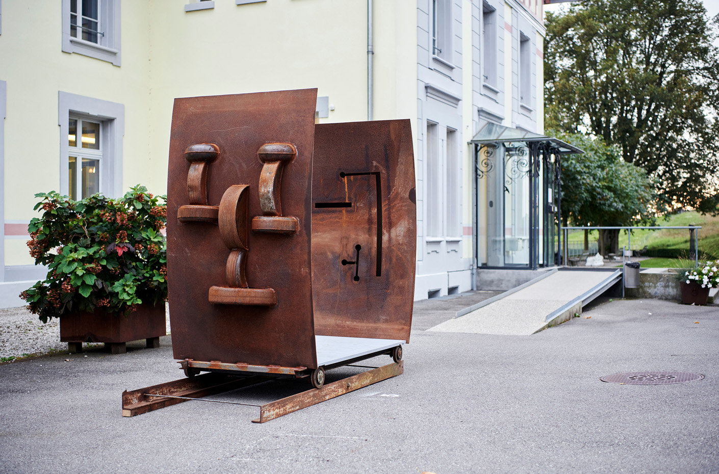 Klinik Südhang Vernissage Südsicht 2021 GaMelle Skulptur