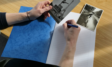 Heft, Kugelschreiber und zwei Fotos