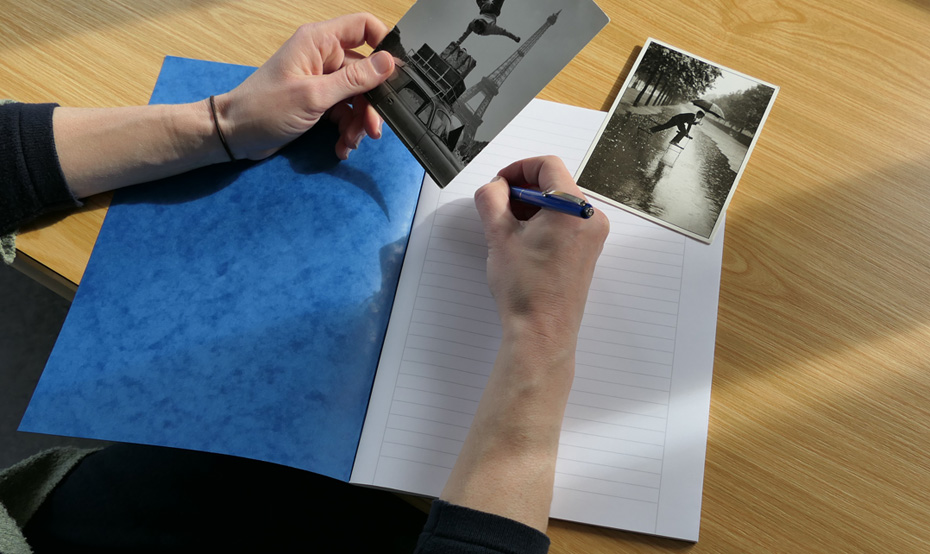 Heft, Kugelschreiber und zwei Fotos