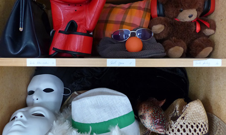 Theater-Requisiten - Masken - Hüte