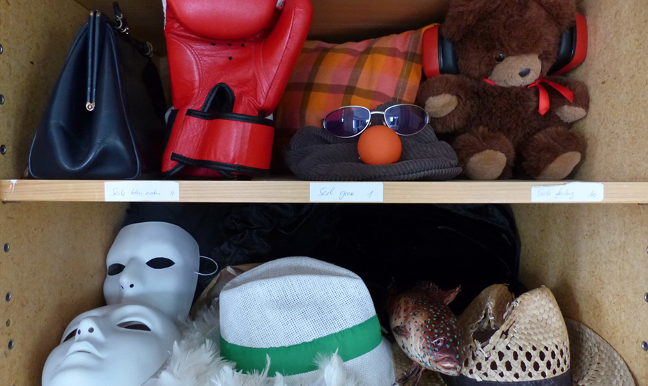Theater-Requisiten - Masken - Hüte