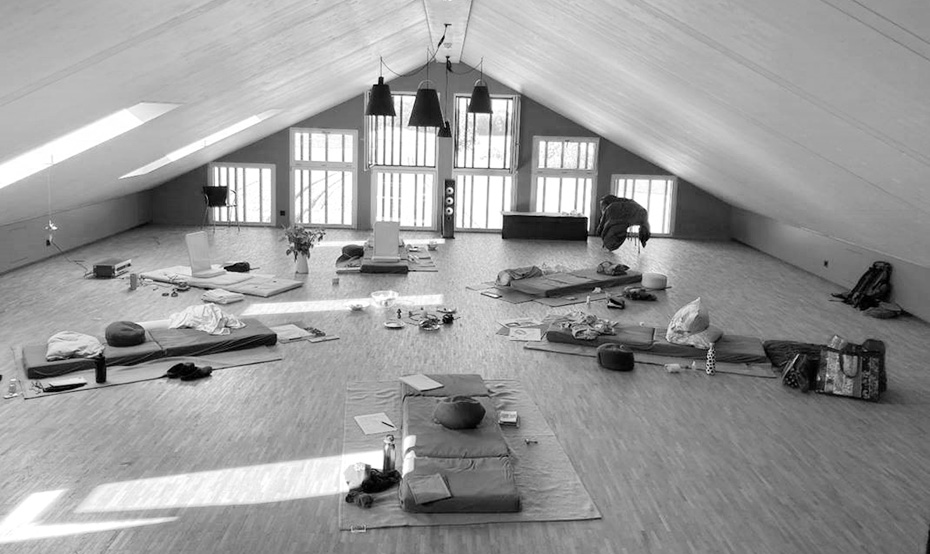 Bild des eingerichteten Raums, wo Psychedelika assistierte Psychotherapie stattfindet